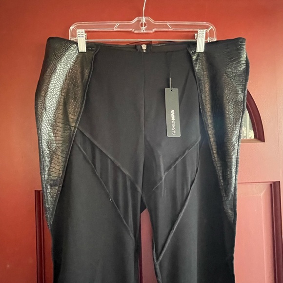 NWT Fashion Nova beautiful black faux snakeskin bell bottom pants - Picture 4 of 12